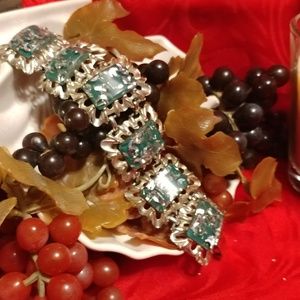 Vintage green speck bracelet..b6